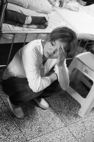 女兒熟睡之后，媽媽總會一個人想很多，女兒的病情、巨額的醫(yī)療費用時刻充斥著她的大腦，年輕的媽媽在這種情境下變得憔悴了很多，她不知道小彬嫻什么時候會好起來，帶著她穿梭在小公園里看著她稚嫩的笑。