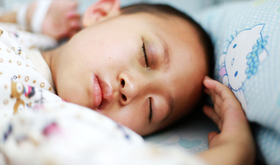 小彬嫻眼部、嘴部、脖子等出血點致使她無法吃硬東西，不小心劃破一下對她就是最大的損失，每個人都在保護著她，包括幼小的她自己。