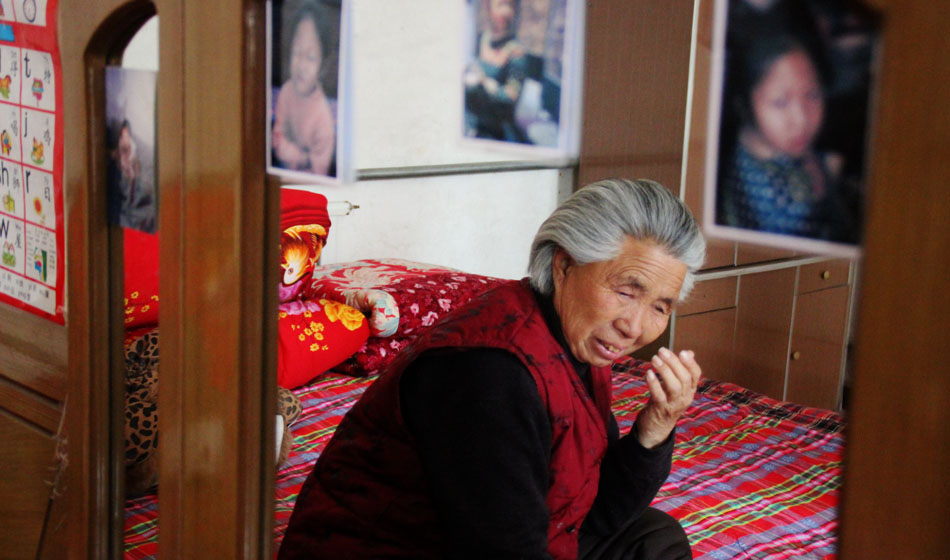 小彬嫻80歲的老奶奶每天在家祈禱小彬嫻早日回來?！袄夏棠套钣H”這是小彬嫻對“誰最親”這個問題最多的回答，小彬嫻和老奶奶就像是一對好朋友，兩個人在一起總是歡聲笑語。而現(xiàn)在，老奶奶每天看著鏡子前的小彬嫻的照片就會淚流滿面。