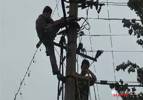 8月8日下午，邯臨路與高鐵橋交匯處北行200米燕莊村一名電工被困在電線桿上，急需救援。接到報(bào)警的邯鄲消防華澤路中隊(duì)立即趕赴現(xiàn)場，消防官兵到達(dá)現(xiàn)場后，經(jīng)了解得知，該男子是一名電工，在電線桿上作業(yè)時(shí)不慎被電擊傷，意識(shí)清醒，但其右腿和右臂無法用力，導(dǎo)致無法從電線桿上下來。消防官兵經(jīng)過半個(gè)小時(shí)的緊張營救，最終將被困男子成功救下，并由現(xiàn)場120醫(yī)務(wù)人員送往醫(yī)院進(jìn)行救治。