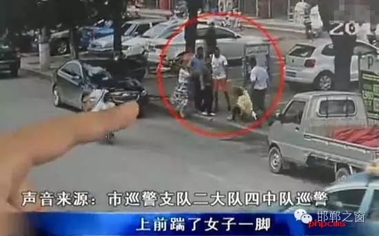8月5日，市巡警支隊(duì)二大隊(duì)四中隊(duì)巡警在水廠路上巡邏時(shí)，突然一名神色慌張的男子攔下了警車，男子向巡警說他的愛人被打了。巡警立即查看情況，發(fā)現(xiàn)一名約30歲的女子手捂腹部倒在便道上，巡警立即撥打了110和120。經(jīng)了解得知，受傷女子于某某已懷有兩個(gè)月身孕，于某某的丈夫與男子有經(jīng)濟(jì)糾紛，當(dāng)天男子找于某某的丈夫要錢，結(jié)果起了爭執(zhí)。巡警從醫(yī)院了解到于某某不幸流產(chǎn)。