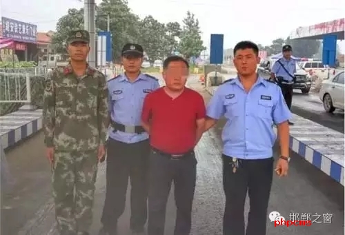 8月8日13時(shí)許，邯鄲大名李茂堤警務(wù)站民警，在一輛南樂開往龍王廟的公共汽車上，查獲一名無身份證男子。該男子自稱是龍王廟鎮(zhèn)人，在民警詢問下又改口稱是孫甘店鄉(xiāng)人，閃爍其詞、神色慌張。經(jīng)調(diào)查該男子叫朱某。于7月7日，在大名縣人民法院判決的一起民間借貸糾紛案中，犯罪嫌疑人朱某拒不履行法院判決。7月13日，大名縣公安局依法將該朱上網(wǎng)追逃。