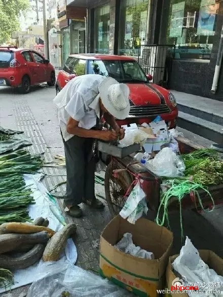 網(wǎng)友爆料：八十三歲，本該在家頤養(yǎng)天年，然而在光明大街水院路口卻有一位爺爺在酷暑烈日當下賣菜和葡萄，如果有住在附近的小伙伴們，如果你正好想買菜，買葡萄，不妨去看看。
