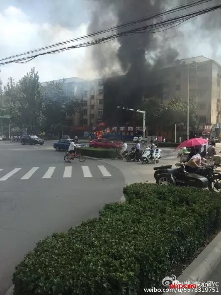 網(wǎng)友爆料：8月11日，邯鄲中華南大街和學院北路交叉口東南角，一飯店起火，消防官兵接警后緊急救援，目前起火原因不明。大家一定要注意用電用煤氣安全。
