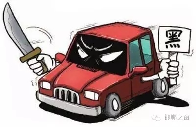 8月3日上午，公交分局接群眾報警稱，在汽車西站搭乘一輛白色奧拓(黑出租車)時，被該車司機持刀搶劫2600元。公交分局迅速組織警力現(xiàn)場勘查、走訪調(diào)查、調(diào)取天網(wǎng)監(jiān)控視頻、尋找嫌疑人蹤跡，經(jīng)大量工作，于次日凌晨6時許，辦案民警在復興區(qū)大乘寺附近發(fā)現(xiàn)嫌疑人的活動蹤跡。經(jīng)縝密布控，辦案民警在火車站一舉將犯罪嫌疑人張某某抓獲，犯罪嫌疑人張某某對持刀搶劫乘客的犯罪事實供認不諱。