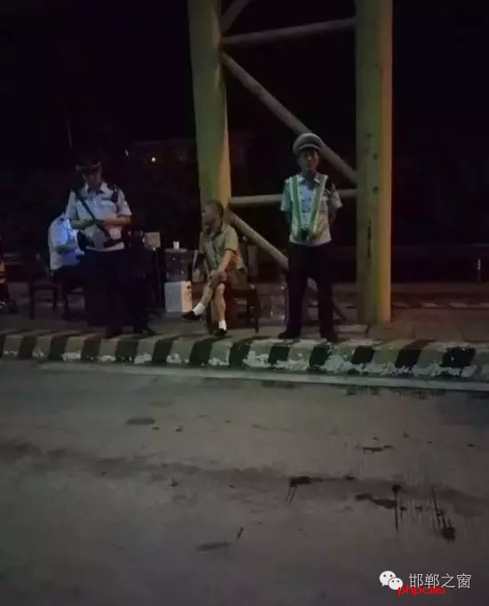 8月9日晚，磁縣交警大隊林坦中隊民警在執(zhí)行勤務(wù)中，對一輛小型普通客車進行例行檢查，該車司乘人員三人，其中兩名乘坐人員神情恍惚，非?？梢?，民警認真核對每名人員信息，經(jīng)網(wǎng)上對比查詢，系統(tǒng)提示陳某某具有吸毒史。執(zhí)勤民警立即對該車進行全面徹查，并對該車三名司乘人員做了尿檢，檢驗結(jié)果兩名乘坐人員為陽性。最終，經(jīng)過細致盤問，周某某、陳某某對其吸毒事情供認不諱。