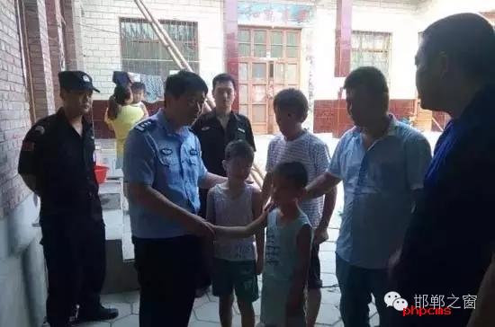 8月11日上午，邯鄲館陶縣公安局指揮中心接到報(bào)警，柴堡鎮(zhèn)劉村李某因欠柴堡鎮(zhèn)武張屯村李某某錢款，李某某將李某的兩個(gè)兒子（一個(gè)10歲，一個(gè)8歲）拘禁。民警迅速趕到現(xiàn)場(chǎng)，發(fā)現(xiàn)李某家街門被反鎖，民警登上盤梯與嫌疑人談話，穩(wěn)定其情緒，做其思想工作，當(dāng)日下午17時(shí)20分許，兩個(gè)小男孩被成功解救。