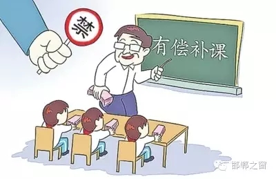 8月10日，記者接到家長(zhǎng)舉報(bào)，稱邯鄲市七色光水文小學(xué)未開學(xué)，卻接到了學(xué)校補(bǔ)課通知。記者聯(lián)系了校方，該校負(fù)責(zé)人表示將立即停止補(bǔ)課，并將收取的費(fèi)用退還家長(zhǎng)。