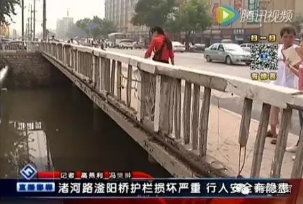 最近住在渚河路滏陽(yáng)橋附近的居民們反映，說(shuō)滏陽(yáng)橋護(hù)欄破損嚴(yán)重，每次從橋上通過(guò)時(shí)，都提心吊膽，附近居民為了安全，用繩子簡(jiǎn)單的進(jìn)行圍擋。
