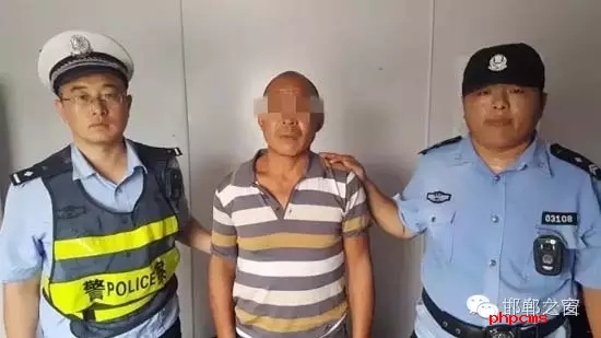 8月12日9時許，邯鄲大名鋪上高速口檢查站執(zhí)勤民警在對一輛由魏縣開往北京客車進行安檢時，發(fā)現(xiàn)一名網上逃犯。經核查，該男子為王某平，系涉嫌濫伐林木網上逃犯。該王于今年3月份在未有辦理《林木采伐許可證》的情況下，亂砍濫伐林木97棵。