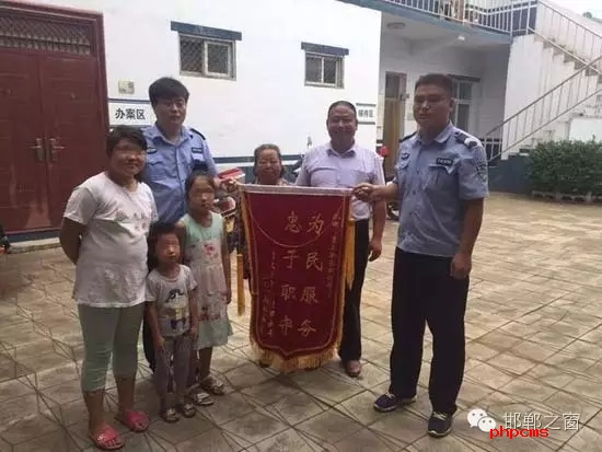 8月份，雞澤縣局店上派出所在開展入戶訪查工作中了解到，2011年，浮東三村村民孟某與外地女子唐某（云南省昭通市人）結婚，戶口沒有遷移，因是二婚，妻子唐某帶有的三個孩子也跟隨孟某生活，三個孩子均沒有戶口。不幸的是，其妻子唐某在2015年年底因車禍死亡，三個孩子無法取得醫(yī)學證明，就一直未能申報戶口。民警在獲悉此情況后，主動上門對這3個無戶口孩子進行入戶調查，經過一周的緊張工作，雞澤縣局店上派出所會同縣局戶政股為這3個孩子解決了戶口問題，最終將3個孩子的戶口頁交到孟某手中。