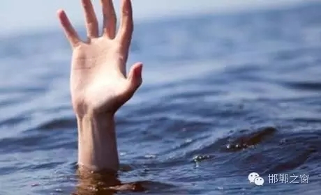 8月11日下午4點左右，邯鄲臨漳縣油房村村主任程艮生像往常一樣在自己負責的區(qū)域巡查，在快要接近漳河時，程艮生發(fā)現(xiàn)不遠處有兩個人在水里撲騰。程艮生用盡全力將兩人救上岸?！皟蓚€孩子才十八九歲，正值大好年華?！被貞浧甬敃r情形，程艮生依然心有余悸。