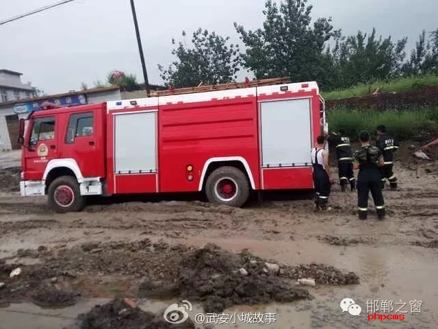網友爆料：邯鄲武安永峰路康二城鎮(zhèn)南新莊路段，修路把以前路基挖了不修了，都倆個月了， 今天消防車急需救火陷如泥中出不來， 責任誰來擔？ 