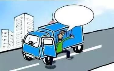 2月27日凌晨，邯鄲市一名男子套用其表哥A2駕駛證信息駕駛大貨車進(jìn)入市區(qū)，沒(méi)成想因?yàn)樽旖堑囊活w痣被交警看出破綻，不僅被公安機(jī)關(guān)依法行政拘留了15天，而且被罰款1500元。在事實(shí)面前，駕駛?cè)瞬坏貌怀姓J(rèn)自己無(wú)證，試圖用表哥的駕駛證蒙混過(guò)關(guān)。